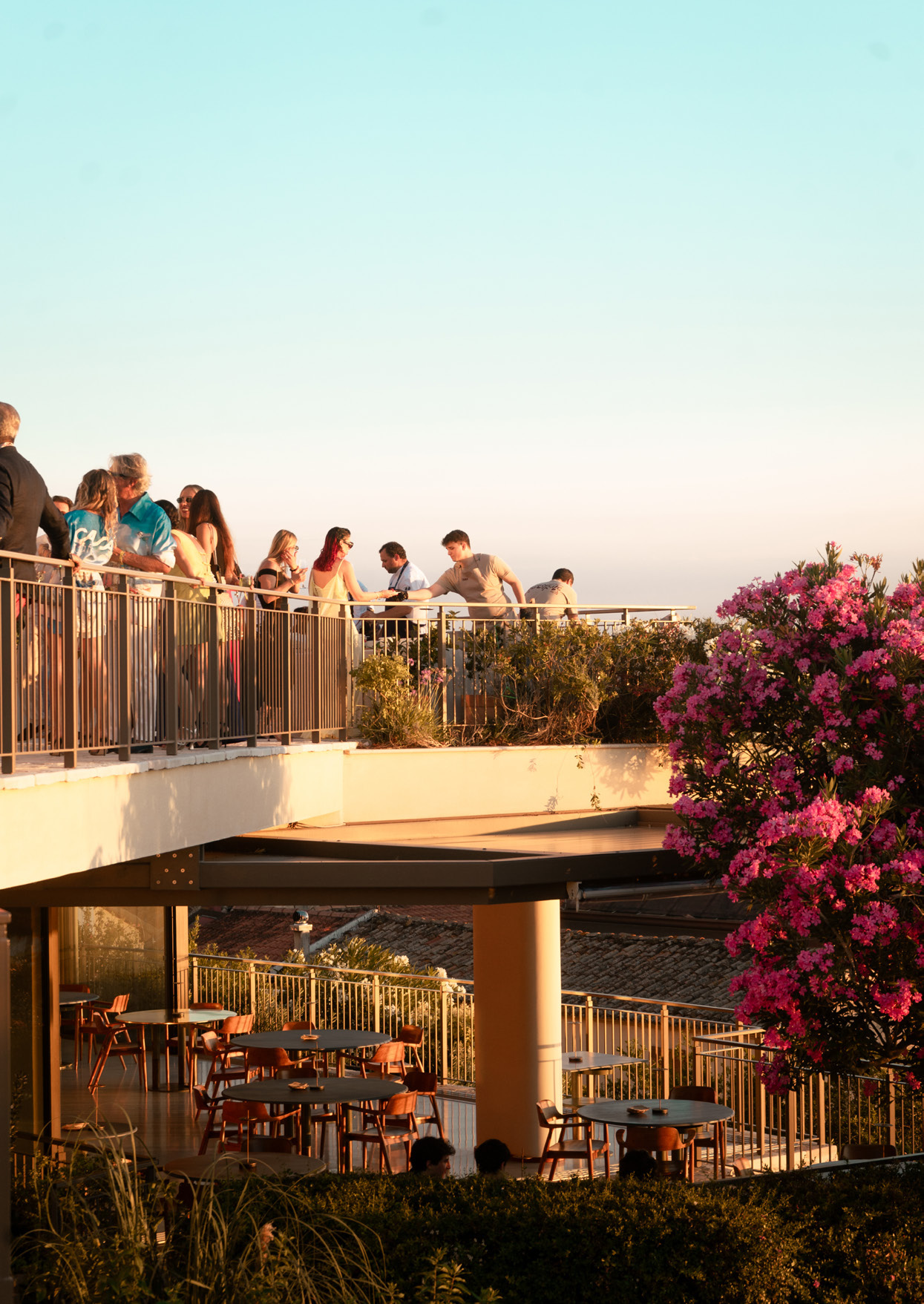 Ospiti su una terrazza durante un evento Hot Cuisine al tramonto